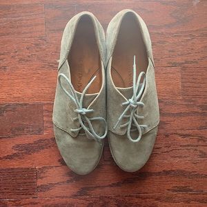 L'AMOUR DES PIEDS platform gray suede lace up shoes. Round toe. Size 7.5.